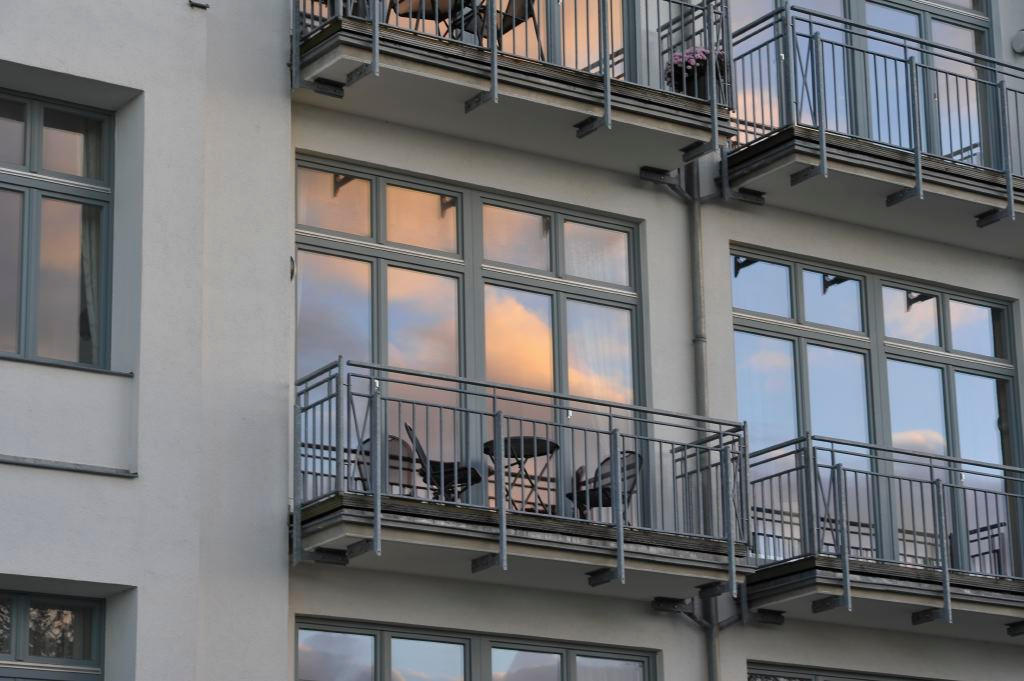 Die Balkone des Strandhauses Möwe, in deren Fensterscheiben sich der Abendhimmel spiegelt